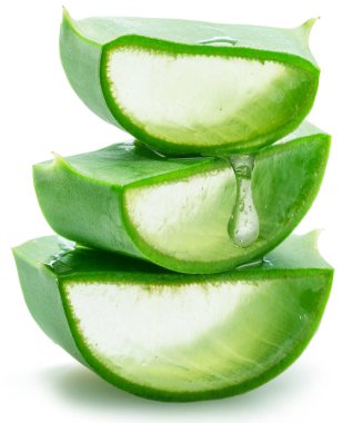 Aloe jeli taze aloe vera yaprağından düşüyor, makro çekim beyaz arkaplanda izole edilmiş..