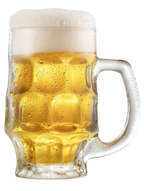 Bir bardak bira, bira köpüğü ve beyaz arka planda izole edilmiş su damlaları. Dosya kırpma yolu içeriyor.