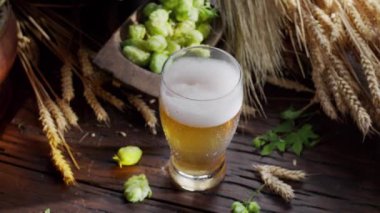 İki makyaj fırçası çarpışıyor ve siyah bir arkaplanda pembe toz parçacıklarının girdabına neden oluyor.