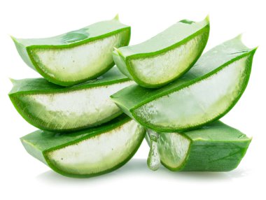 Aloe vera yaprağının taze kesimleri piramide yerleştirilir, makro çekim beyaz arkaplanda izole edilir.