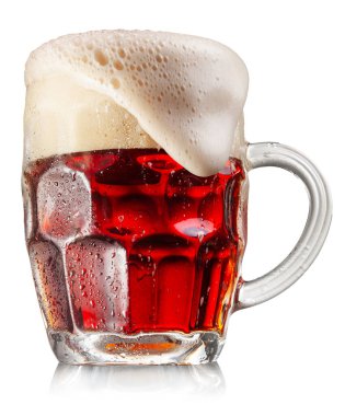 Bir kupa soğuk kırmızı bira ve beyaz arka planda izole edilmiş büyük bir bardak köpük. Kesme yolu.
