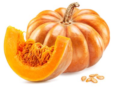 Turuncu yuvarlak balkabağı ve balkabağı dilimleri ve beyaz arka planda izole edilmiş tohum. 