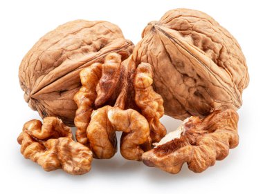 Tam ceviz, çekirdekli kırık ceviz ve beyaz arka planda izole edilmiş yeşil yapraklar. Kesme yolu.