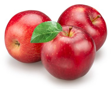 Beyaz arka planda yeşil elma yapraklı olgun kırmızı elmalar. Dosya kırpma yolu içeriyor.