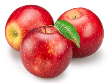 Beyaz arka planda yeşil elma yapraklı olgun kırmızı elmalar. Dosya kırpma yolu içeriyor.