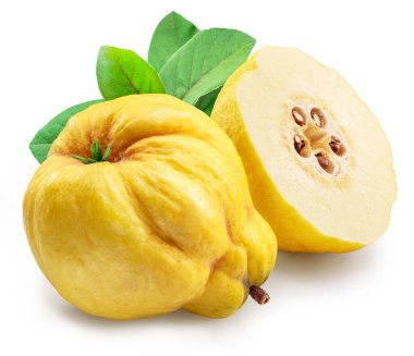 Beyaz arka planda yeşil yapraklı ayva ve quince 'in çapraz kesimi. Dosya kırpma yolu içeriyor.