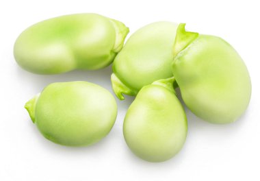 Beyaz arka planda birkaç yeşil fasulye var..