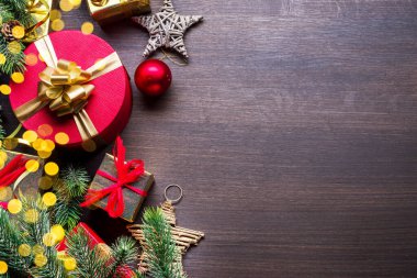 Bulanık altın ışıklar, Noel süsü ve ahşap masada hediye kutuları. Üst görünüm.