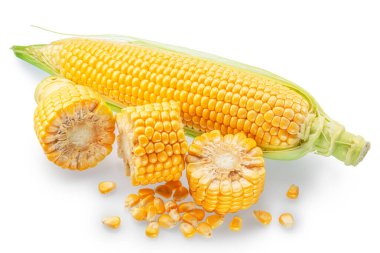 Soyulmuş mısır koçanı ve mısır koçanı parçaları beyaz arka planda izole edilmiş. Dosya kırpma yolu içeriyor.