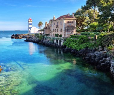 Cascais, Portekiz 'deki Santa Maria Deniz Feneri. Koyun güzel, durgun, masmavi suyu..
