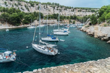 Fransa 'nın doğal simgesi Calanques Ulusal Parkı' nda tekne ve yatlar.