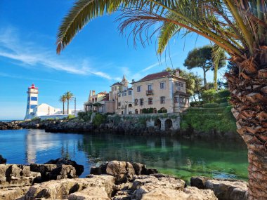 Cascais, Portekiz 'deki Santa Maria Deniz Feneri. Koyun güzel, durgun, masmavi suyu..