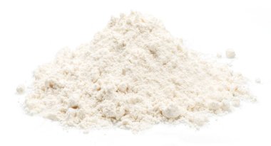 Beyaz arka planda beyaz buğday unu yığını. Makarna, pasta ve ekmek hazırlamak için ana malzeme olan pişirme ürünü.