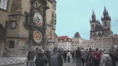 Prag, Eski Şehir 'in ana meydanında yürüyen turist videosu 01 Mart 2024