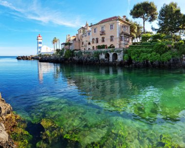 Cascais, Portekiz 'deki Santa Maria Deniz Feneri. Koyun güzel, durgun, masmavi suyu..