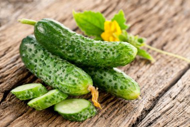 Salatalık ve yeşil salatalık eski kırsal ahşap masa üzerinde.