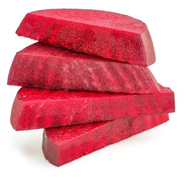 Kırmızı pancar dilimleri beyaz arkaplanda izole edilmiş.