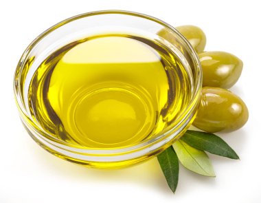 Beyaz arka planda izole edilmiş bir kase zeytinyağı ve zeytin meyvesi. Üst görünüm.