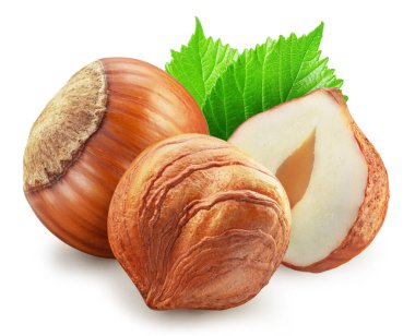 Fındık, fındık çekirdeği ve beyaz arka planda yeşil yapraklar. Kesme yolu.