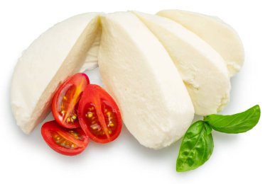 Beyaz arka planda fesleğen yapraklı dilimlenmiş mozzarella peyniri ve kiraz domatesleri. Dosya kırpma yolu içeriyor.