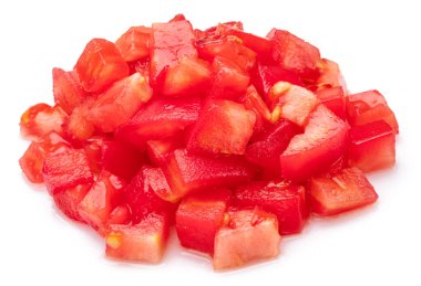 Beyaz arka planda soyulmuş ve doğranmış taze domatesler. Makro çekim.