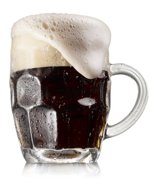 Bir kupa dondurulmuş koyu bira ve beyaz arka planda izole edilmiş camdan çıkan köpük. Kesme yolu.