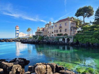 Cascais, Portekiz 'deki Santa Maria Deniz Feneri. Koyun güzel, durgun, masmavi suyu..