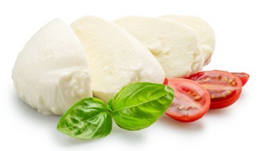 Beyaz arka planda fesleğen yapraklı dilimlenmiş mozzarella peyniri ve kiraz domatesleri. Dosya kırpma yolu içeriyor.