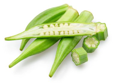 Bamya yeşili tohumlar ve beyaz arka planda izole edilmiş bamya kabuğunun boylamsal kesimi. Dosya kırpma yolları içeriyor.