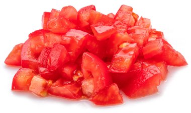 Beyaz arka planda soyulmuş ve doğranmış taze domatesler. Makro çekim.