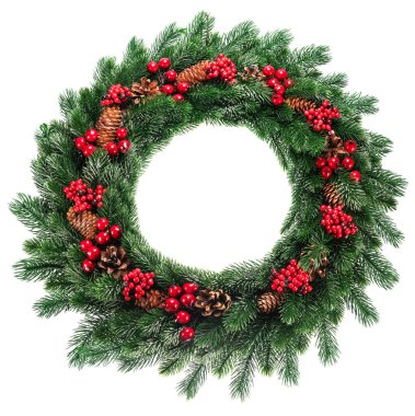 Noel çelengi kozalaklı köknar dallarından yapılır, kırmızı ilex çilekleri beyaz arka planda izole edilir. Noel tatili ve yeni yıl için geleneksel dekorasyon. Üst Manzara. Kesme yolu