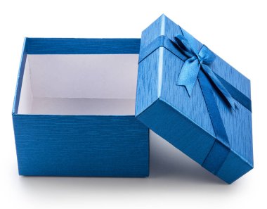 Mavi hediye kutusu ve yanında saten fiyonk olan kapağı beyaz arka planda izole edilmiş. Dosya kırpma yolu içeriyor.