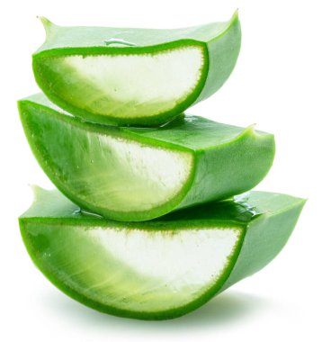 Aloe vera yaprağının taze kesimleri piramide yerleştirilir, makro çekim beyaz arkaplanda izole edilir.
