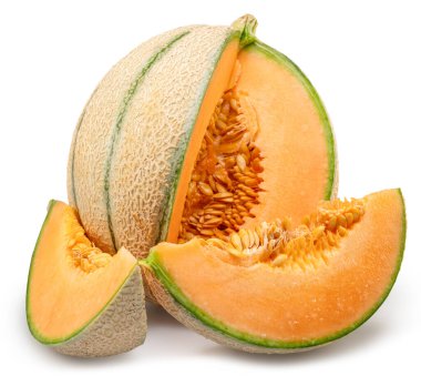Kavun ve kavun dilimleri beyaz arka planda izole edilmiş. Dosya kırpma yolu içeriyor.