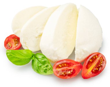 Beyaz arka planda fesleğen yapraklı dilimlenmiş mozzarella peyniri ve kiraz domatesleri. Dosya kırpma yolu içeriyor.