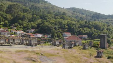 Portekiz 'in Viana do Castelo ilçesindeki ortaçağ şatosu Lindoso Kalesi yakınlarındaki ambarlara bakın..