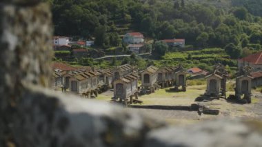 Portekiz 'in Viana do Castelo ilçesindeki ortaçağ şatosu Lindoso Kalesi yakınlarındaki ambarlara bakın..