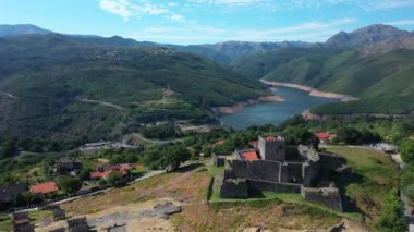 Portekiz 'in Viana do Castelo bölgesindeki ortaçağ şatosu Lindoso Kalesi' nin insansız hava aracı görüntüsü..