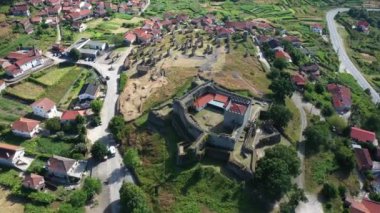 Portekiz 'in Viana do Castelo bölgesindeki ortaçağ şatosundaki Lindoso Kalesi yakınlarındaki ambarlara insansız hava aracı gözlemi.