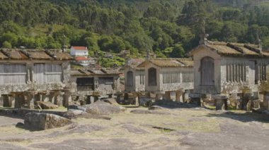 Portekiz 'in Viana do Castelo bölgesindeki ortaçağ şatosundaki Lindoso Kalesi yakınlarındaki ambarlara insansız hava aracı gözlemi.