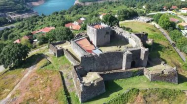 Portekiz 'in Viana do Castelo bölgesindeki ortaçağ şatosu Lindoso Kalesi' nin insansız hava aracı görüntüsü..