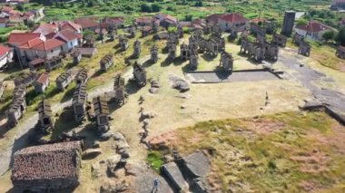 Portekiz 'in Viana do Castelo bölgesindeki ortaçağ şatosundaki Lindoso Kalesi yakınlarındaki ambarlara insansız hava aracı gözlemi.