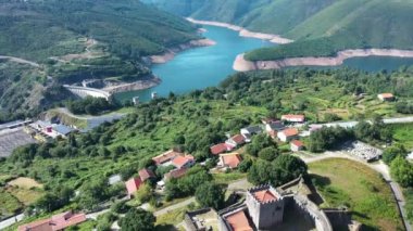 Portekiz 'in Viana do Castelo bölgesindeki ortaçağ şatosu Lindoso Kalesi' nin insansız hava aracı görüntüsü..