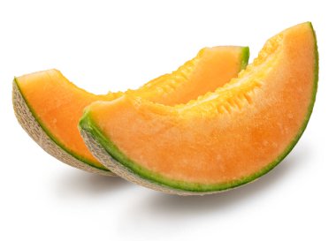 Beyaz arka planda izole edilmiş iki kavun dilimi. Dosya kırpma yolu içeriyor.