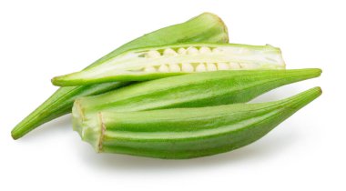 Bamya yeşili tohumlar ve beyaz arka planda izole edilmiş bamya kabuğunun boylamsal kesimi. Dosya kırpma yolları içeriyor.