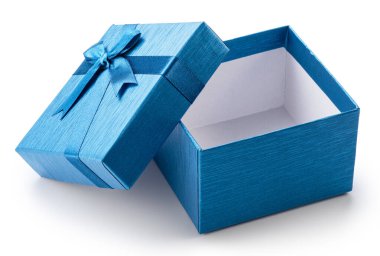 Mavi hediye kutusu ve yanında saten fiyonk olan kapağı beyaz arka planda izole edilmiş. Dosya kırpma yolu içeriyor.