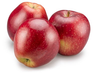 Beyaz arka planda üç olgun kırmızı elma. Dosya kırpma yolu içeriyor. Üst görünüm.