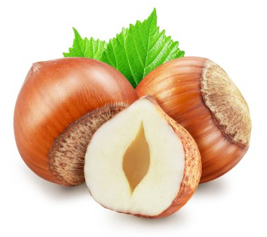 Fındık, fındık çekirdeği ve beyaz arka planda yeşil yapraklar. Kesme yolu.