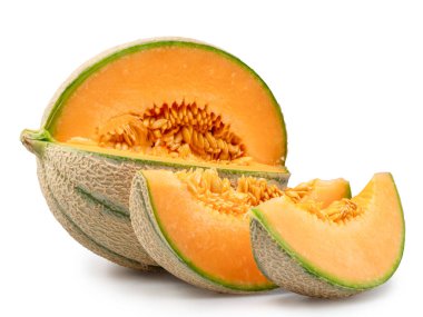 Kavun ve kavun dilimleri beyaz arka planda izole edilmiş. Dosya kırpma yolu içeriyor.