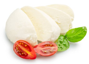 Beyaz arka planda fesleğen yapraklı dilimlenmiş mozzarella peyniri ve kiraz domatesleri. Dosya kırpma yolu içeriyor.